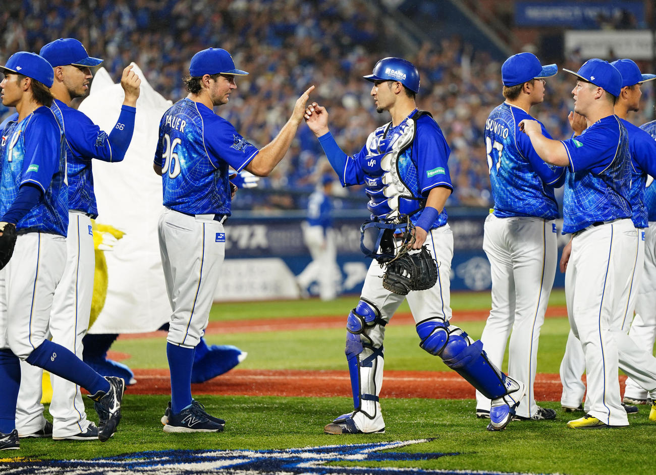 DeNA対中日　試合後、DeNA伊藤（中央右）とタッチを交わすバウアー（撮影・江口和貴）