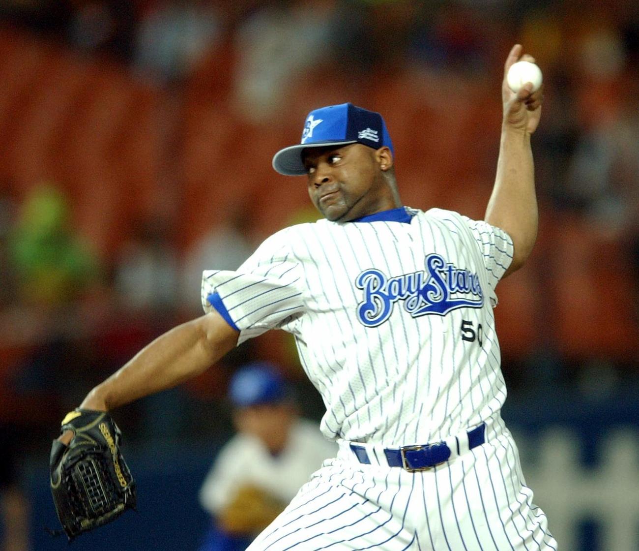 2004年9月、投球する横浜のセドリック