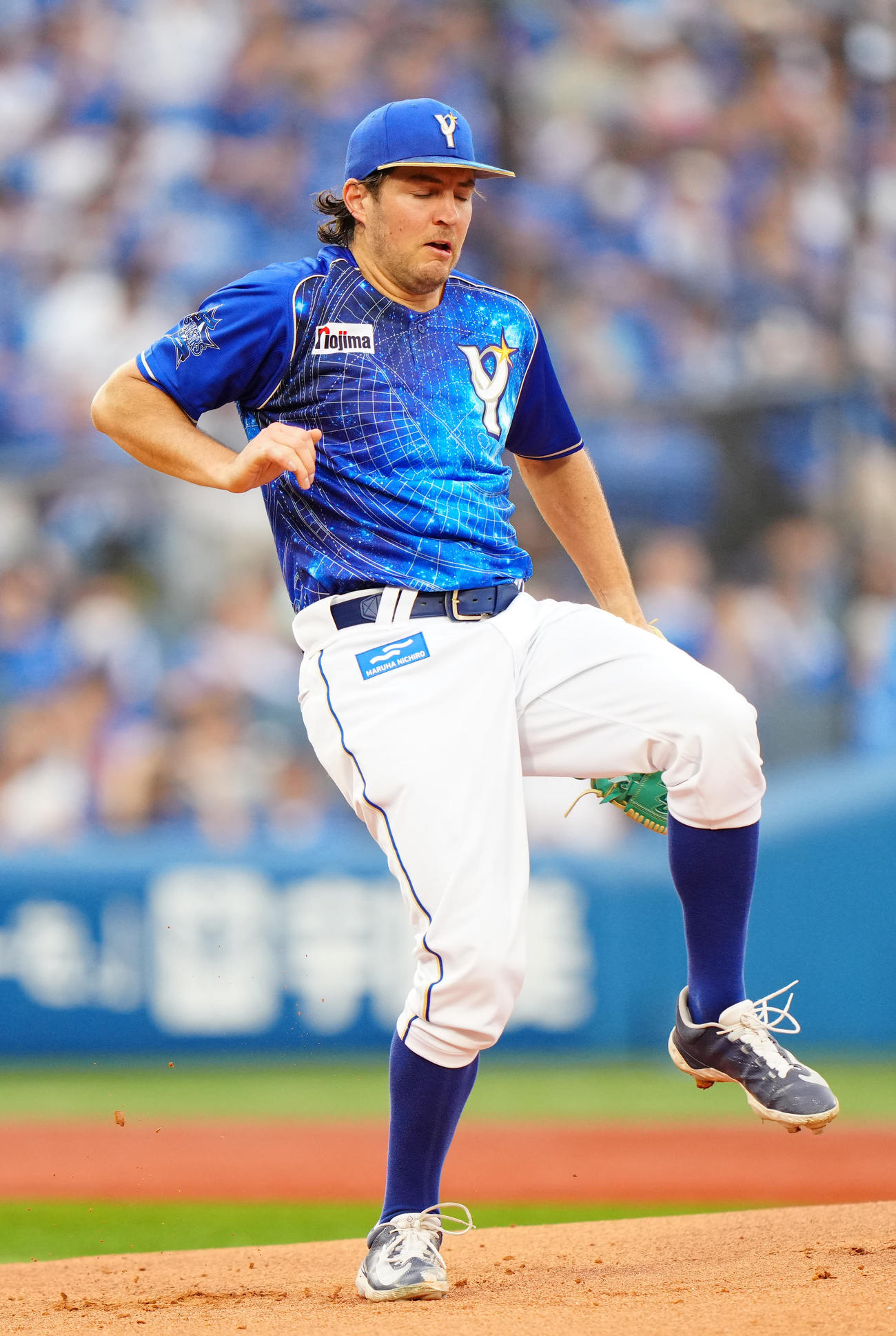 DeNA対中日　1回表中日1死、投ゴロとなった大島の打球を捕球したバウアー（撮影・江口和貴）