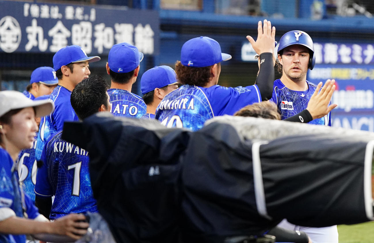 DeNA対中日　3回裏DeNA2死一、二塁、牧の適時打で生還し、タッチを交わすバウアー（右端）（撮影・江口和貴）