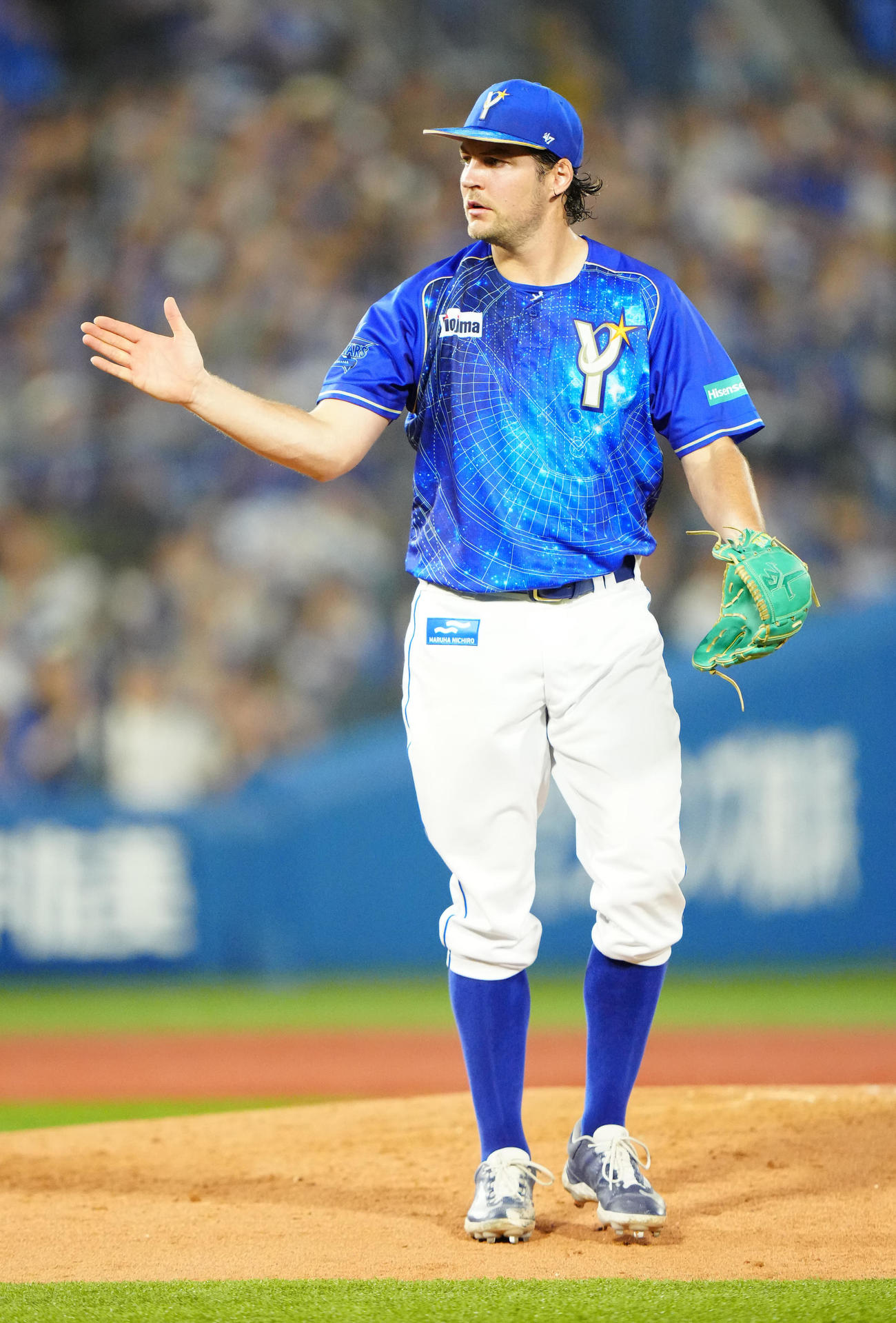 DeNA対中日　4回表中日2死一、二塁、宇佐見から空振り三振を奪ったバウアー（撮影・江口和貴）