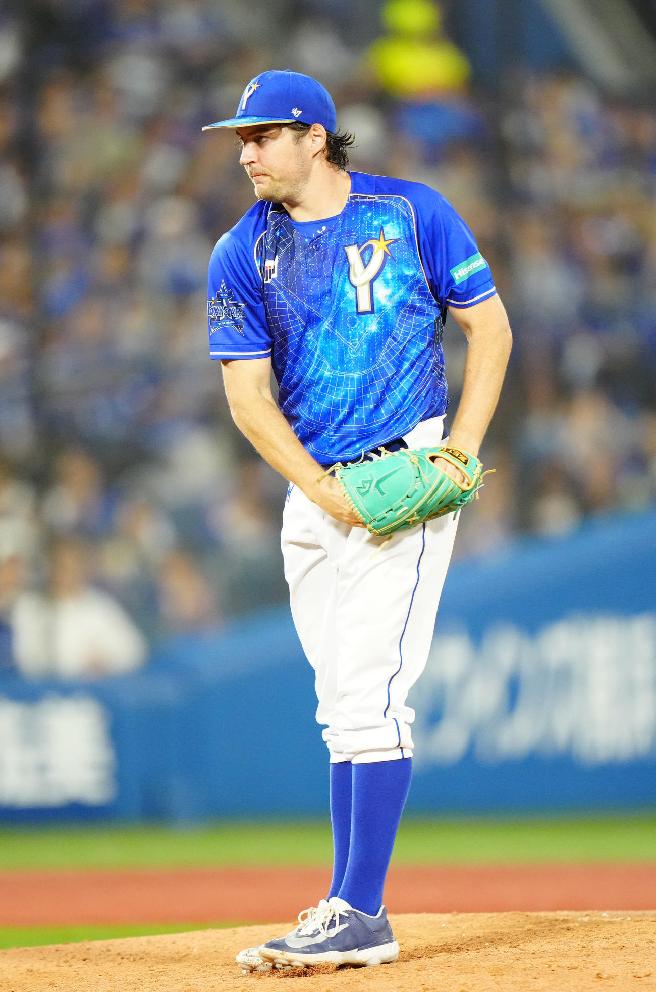 DeNA対中日　5回表中日1死、高橋周から空振り三振を奪い、ソードセレブレーションを披露するバウアー（撮影・江口和貴）