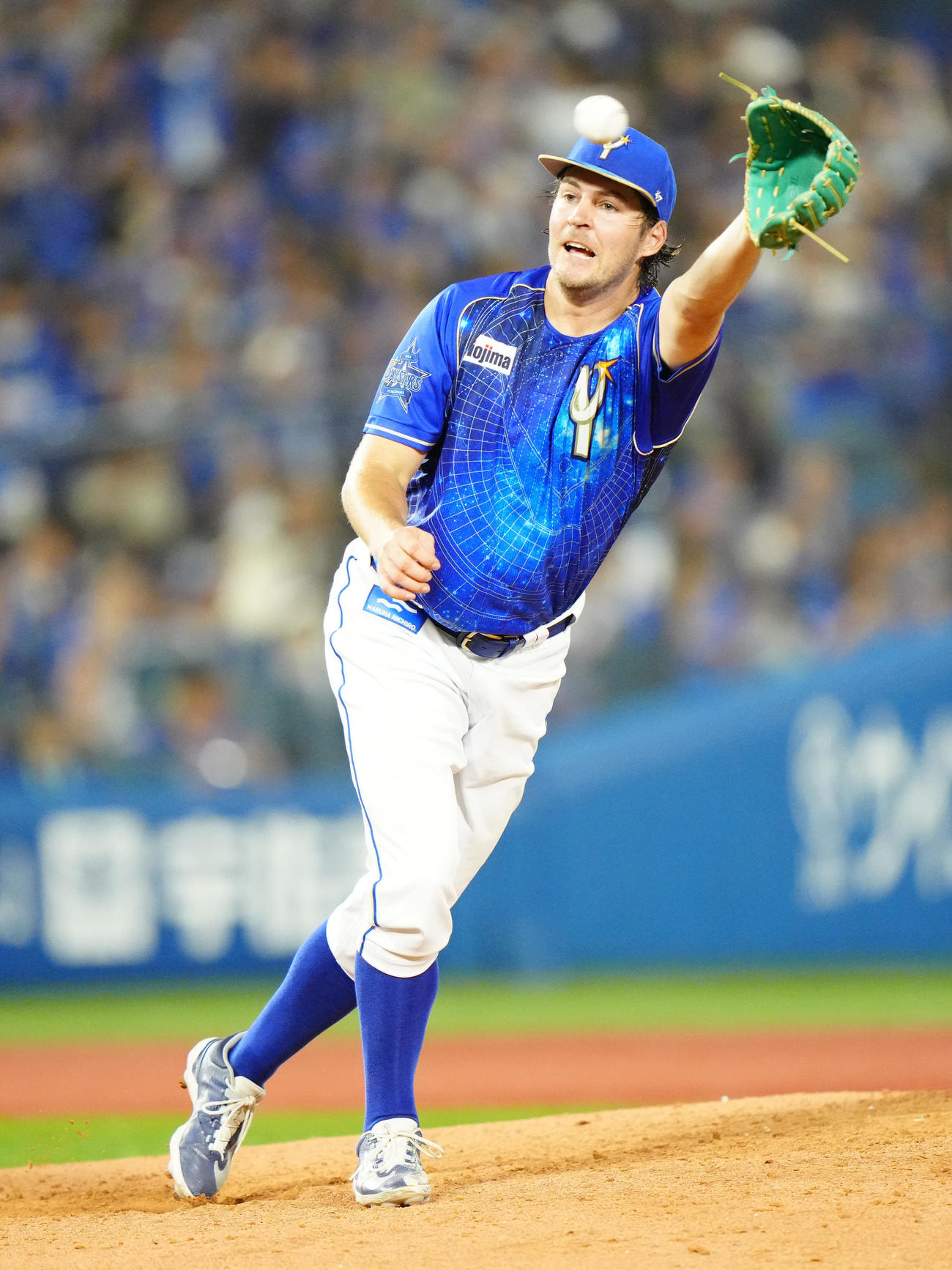 DeNA対中日　6回表中日無死、内野安打となった大島の打球に反応するバウアー（撮影・江口和貴）