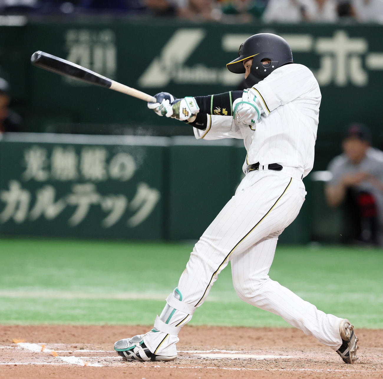 11回表阪神1死満塁、梅野は中前に勝ち越し打を放つ（撮影・加藤哉）