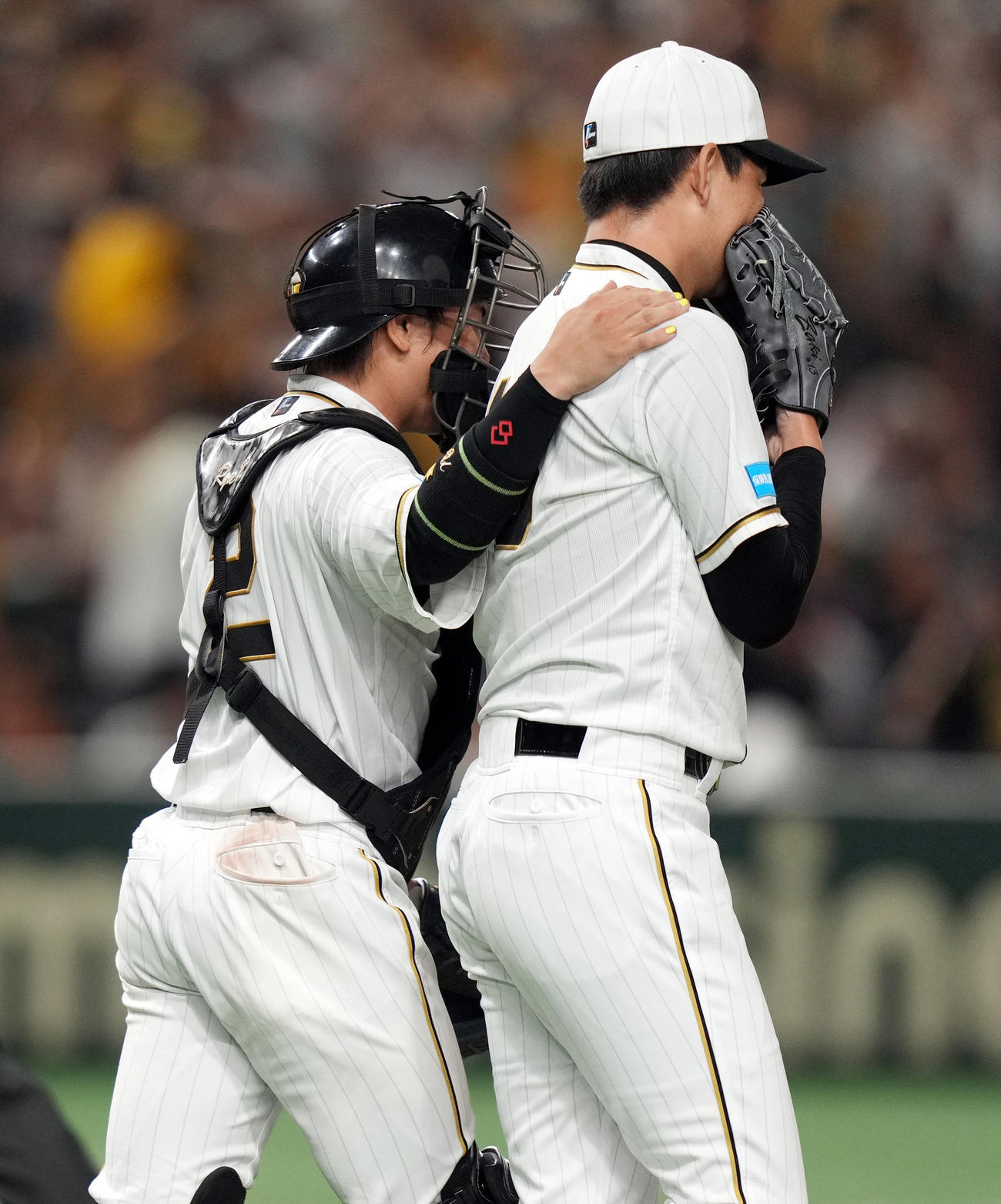 巨人対阪神　試合後、岩崎（右）をねぎらう梅野（撮影・狩俣裕三）