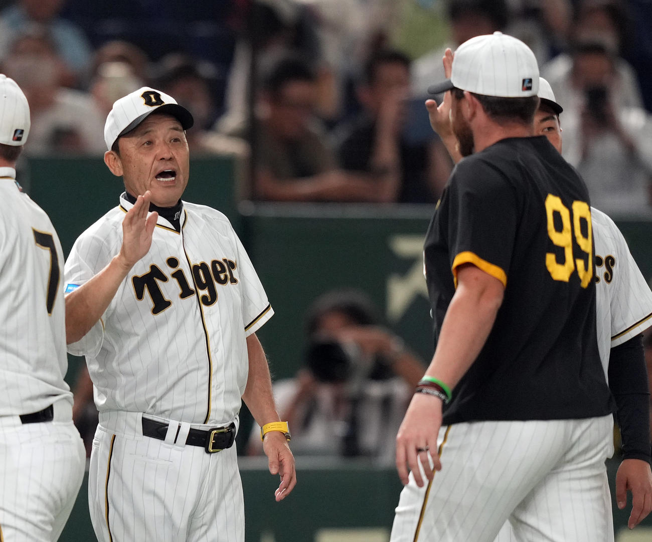 巨人対阪神　延長11回を制し、ビーズリー（右）ら選手を迎える岡田監督（撮影・狩俣裕三）