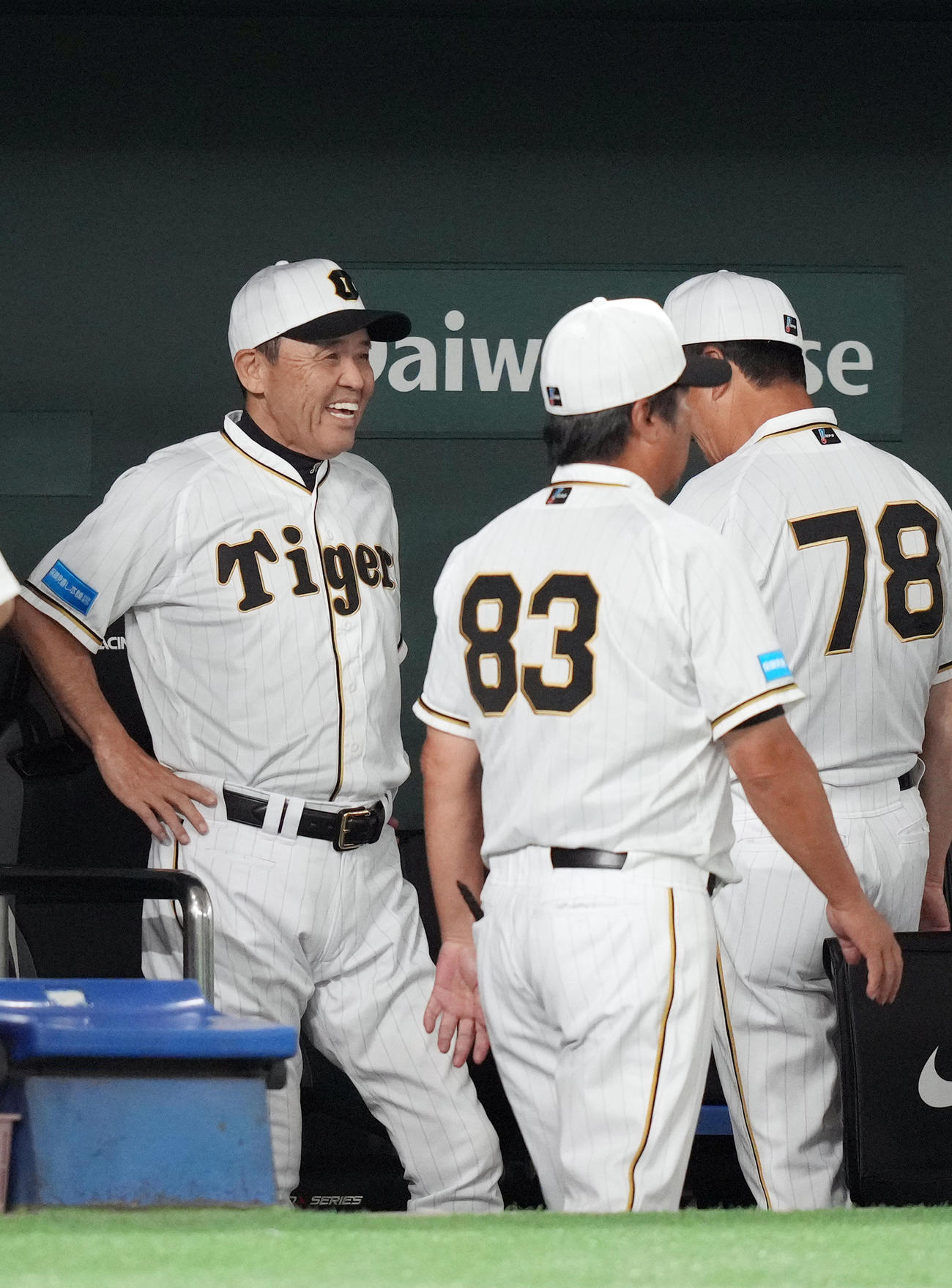 巨人対阪神　10回裏を終え、笑顔を見せる岡田監督（左）（撮影・狩俣裕三）