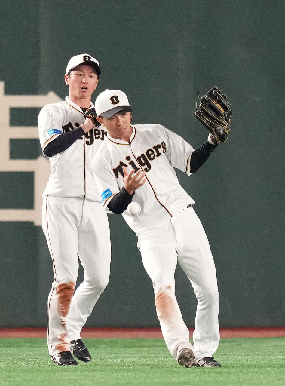 巨人対阪神　7回裏巨人2死、ブリンソンの打球を中堅手近本（左）と重なり、落球する左翼手島田（撮影・狩俣裕三）