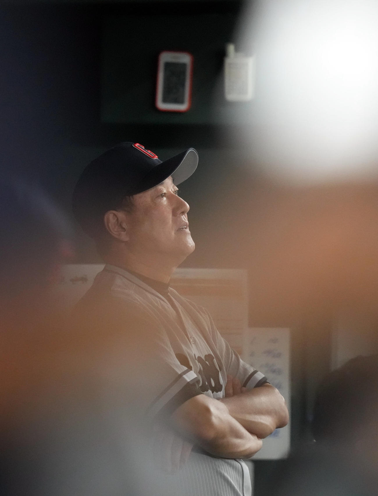 巨人対阪神　11回裏、ベンチで渋い表情を見せる原監督（撮影・狩俣裕三）