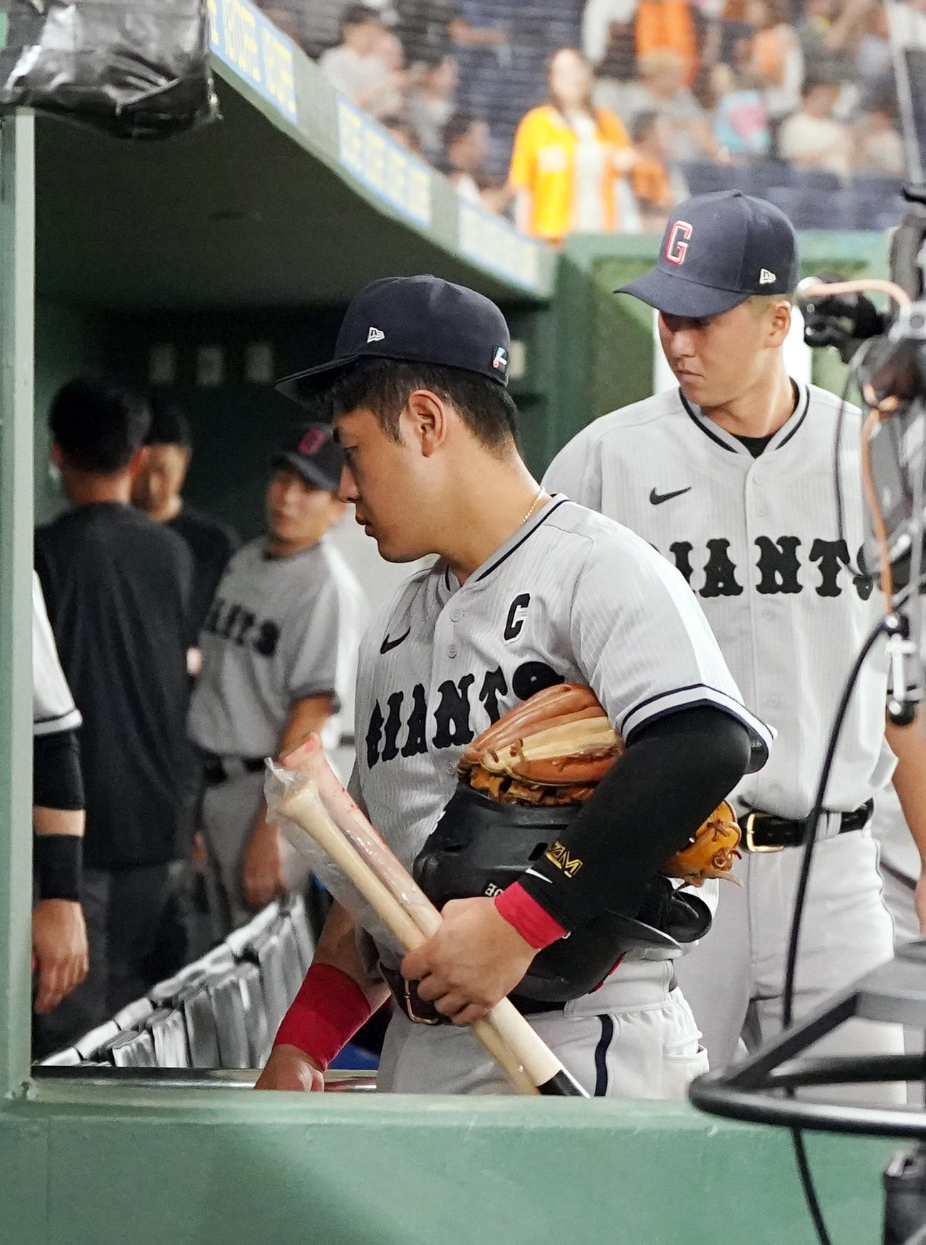 巨人対阪神　延長11回、阪神に競り負け、引き揚げる岡本和（撮影・狩俣裕三）