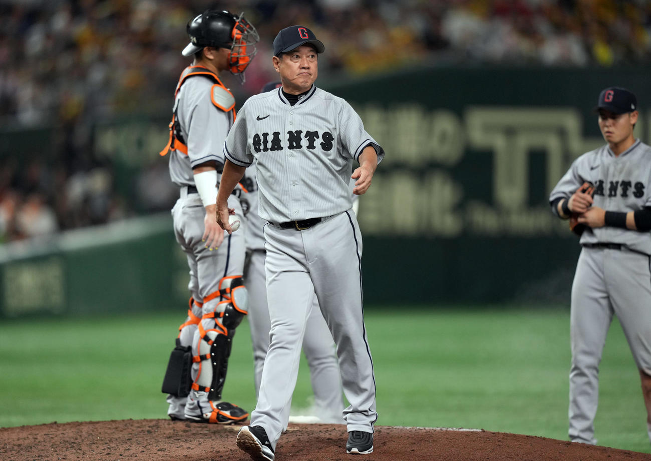 巨人対阪神　8回表途中、マウンドで鈴木康に降板を告げ、厳しい表情でベンチに戻る原監督（撮影・狩俣裕三）