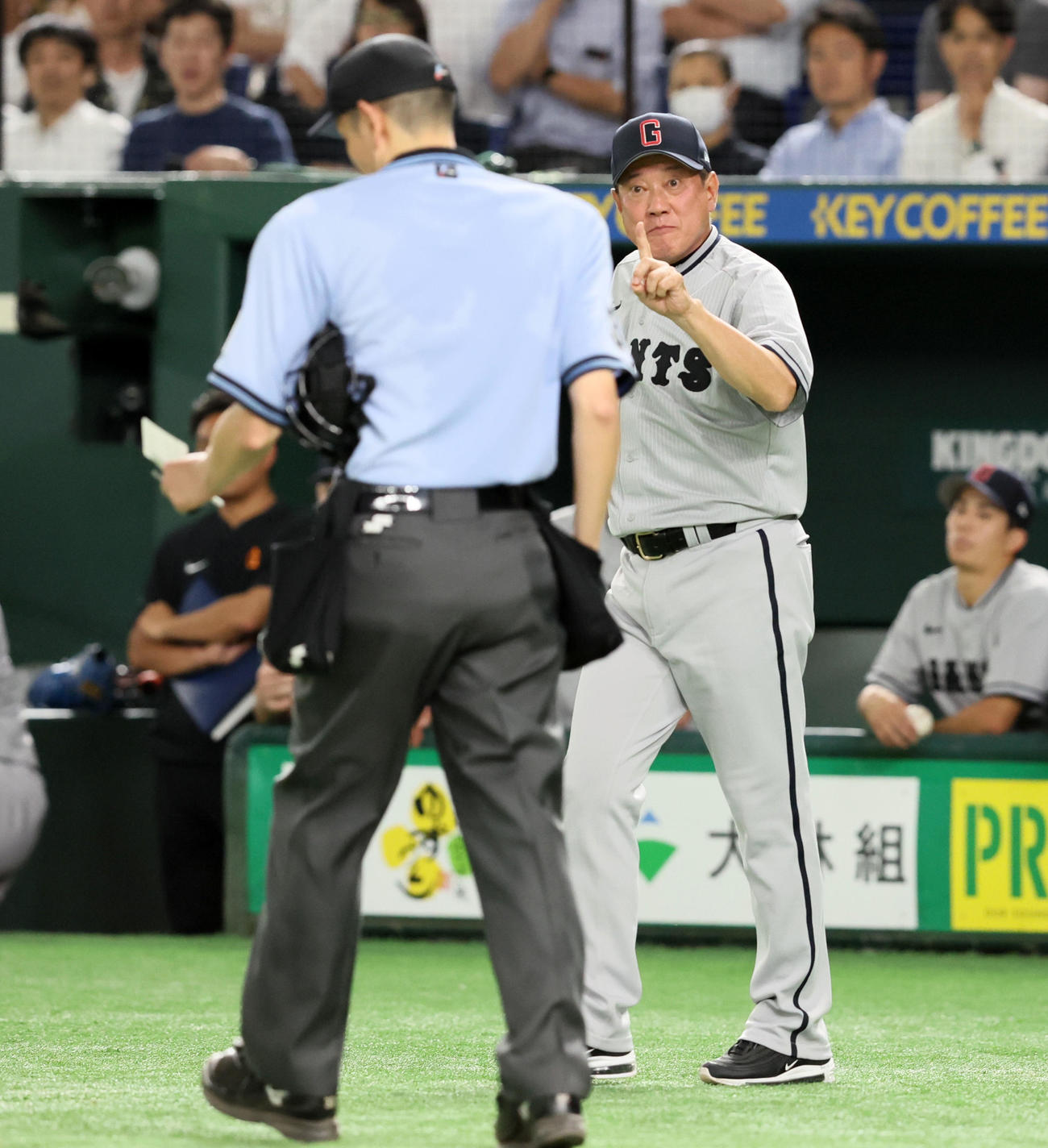 巨人対阪神　11回表阪神1死二、三塁、原監督はタイムを取ってマウンドへ向かう（撮影・加藤哉）