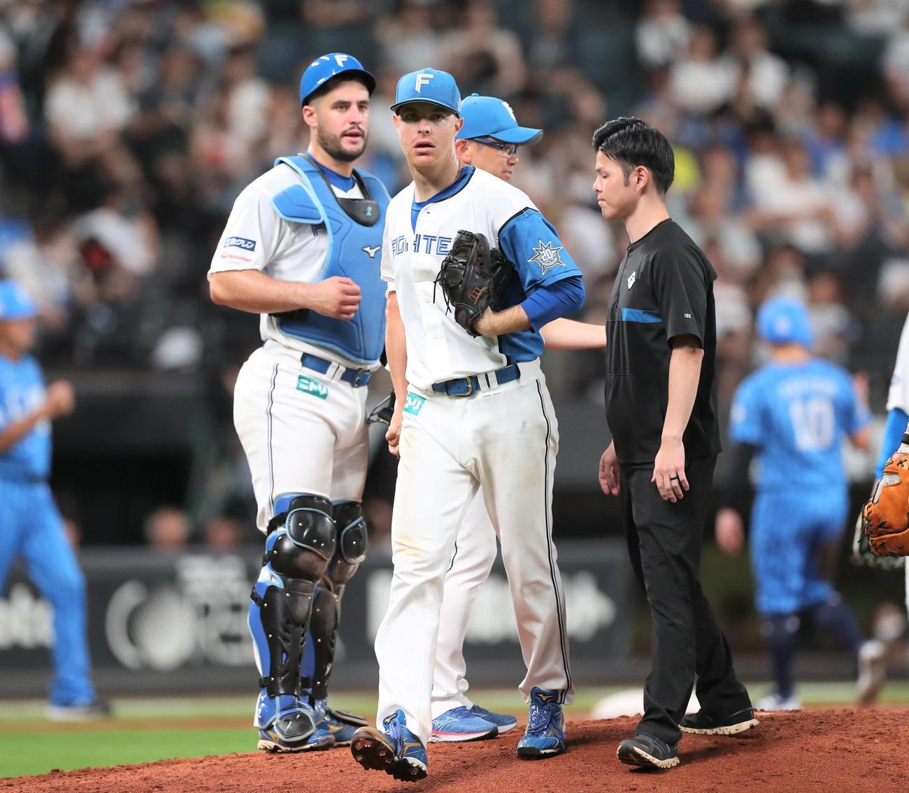 日本ハム対西武　5回途中で降板するマーベル（中央）（撮影・黒川智章）