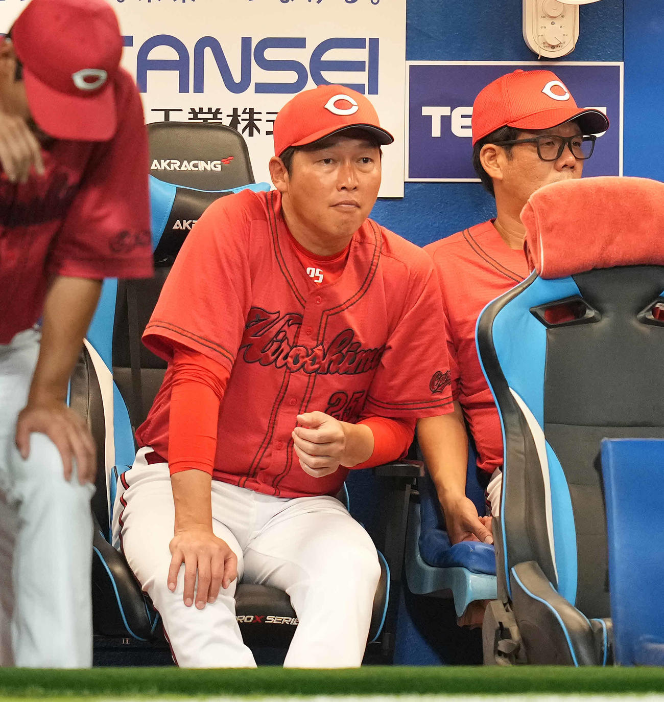 ヤクルト対広島　ベンチで浮かない表情の広島新井監督（中央）（撮影・鈴木みどり）