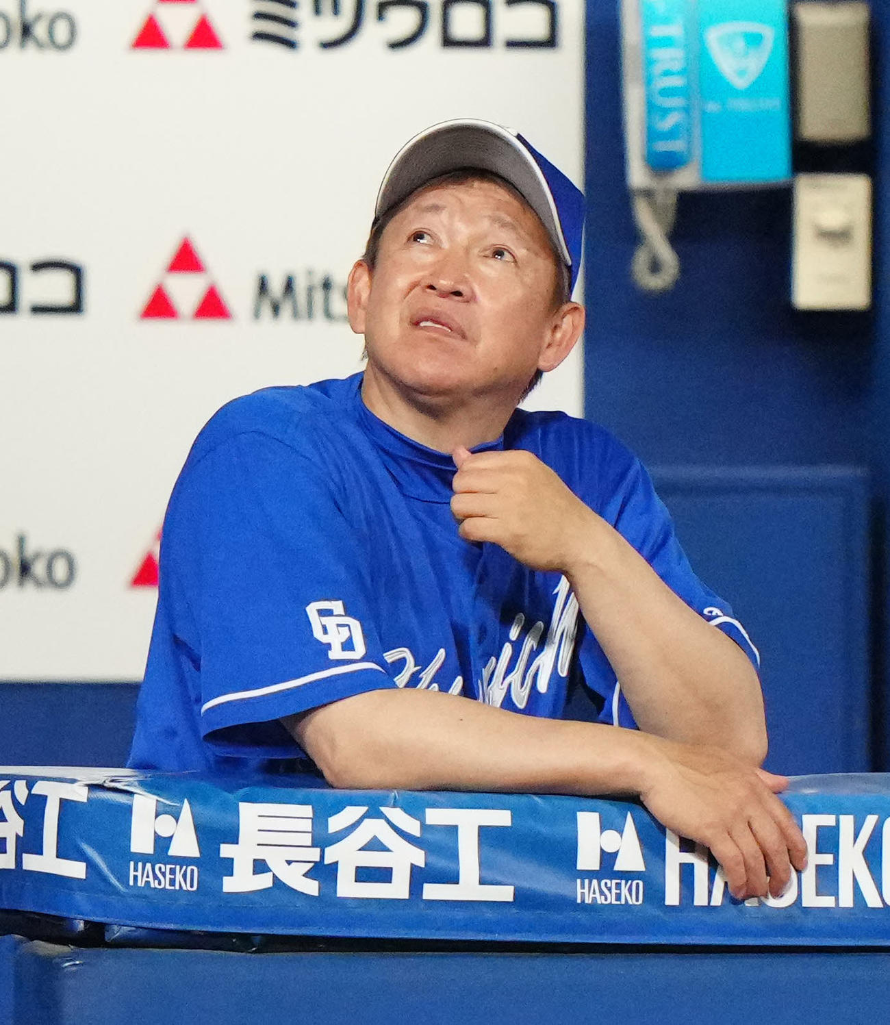 DeNA対中日　9回表、ベンチから戦況を見つめる中日立浪監督（撮影・江口和貴）