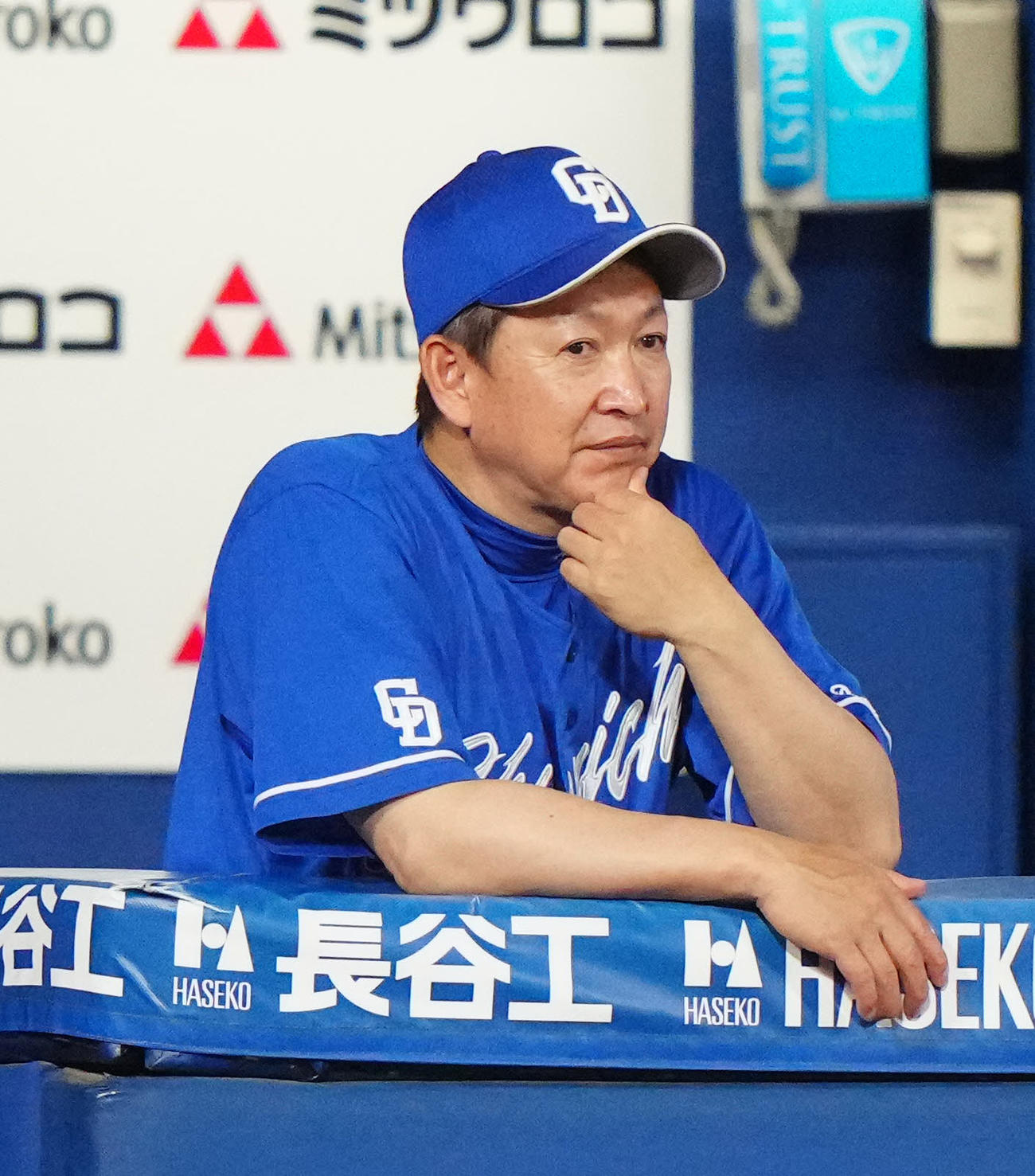 DeNA対中日　9回表、ベンチから戦況を見つめる中日立浪監督（撮影・江口和貴）