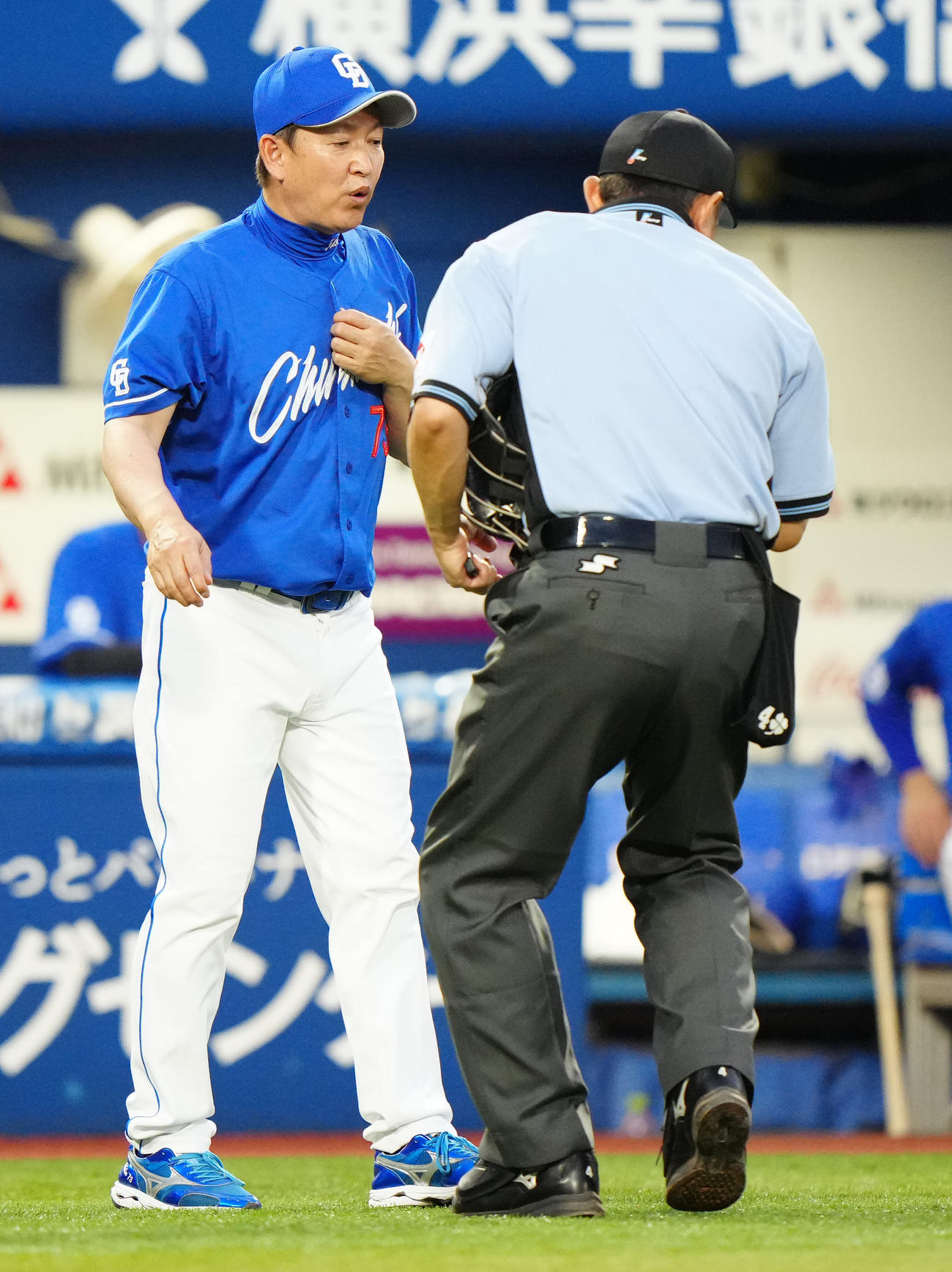 DeNA対中日　3回裏途中、中日先発鈴木の降板を告げる立浪監督（左）（撮影・江口和貴）