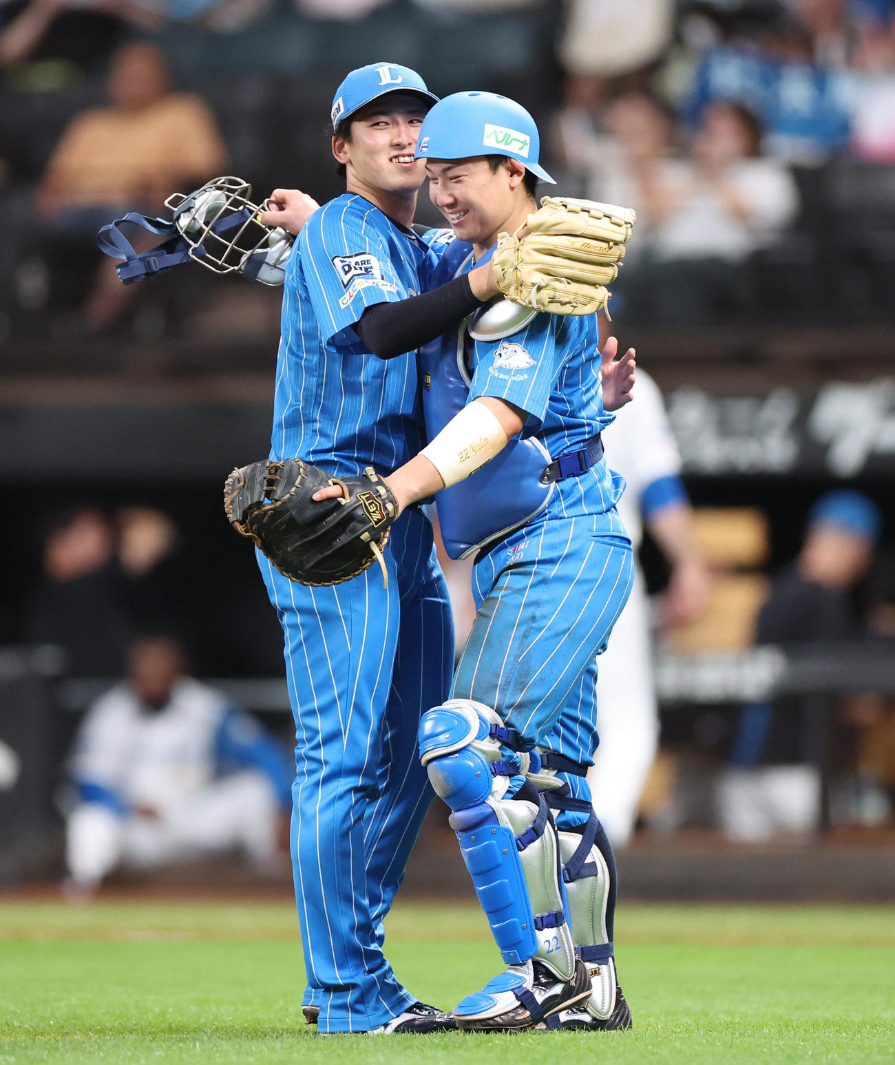 日本ハム対西武　プロ初完封勝利を喜ぶ西武隅田（左）と古賀（撮影・佐藤翔太）