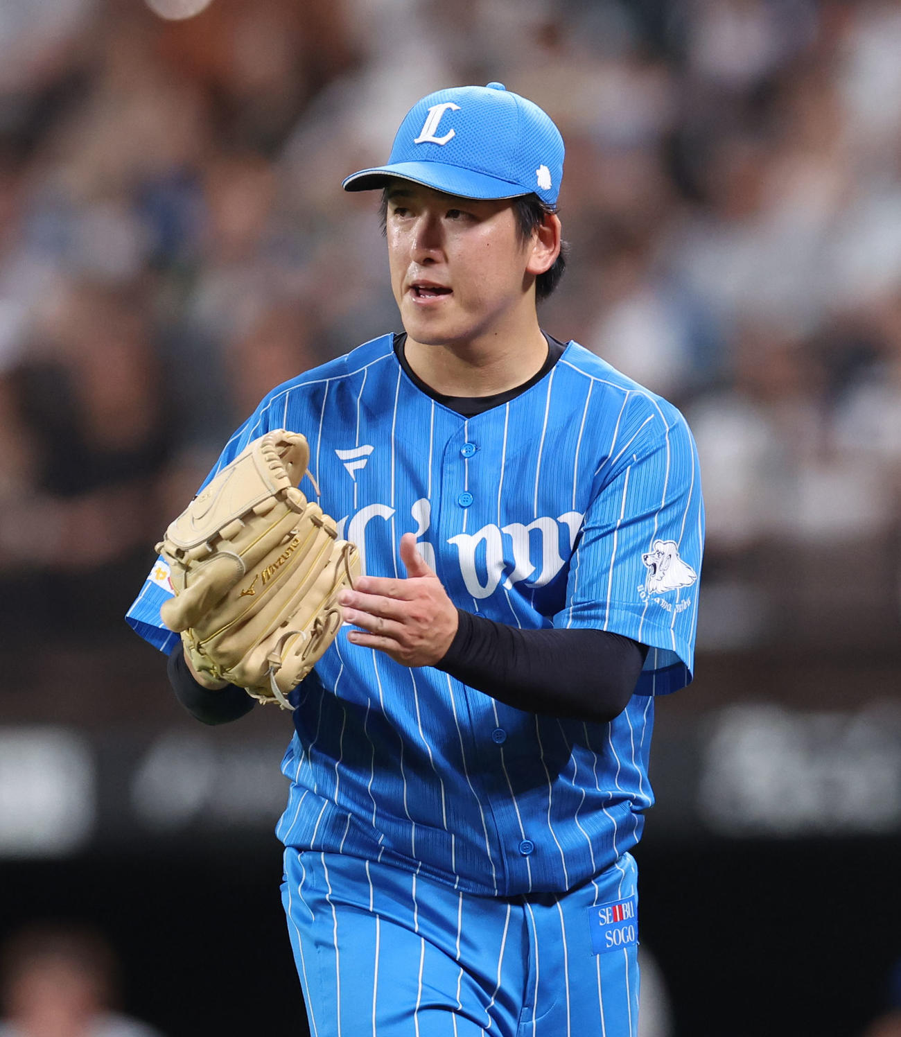 日本ハム対西武　3回裏を無失点に抑えグラブをたたきながらベンチに戻る隅田（撮影・佐藤翔太）