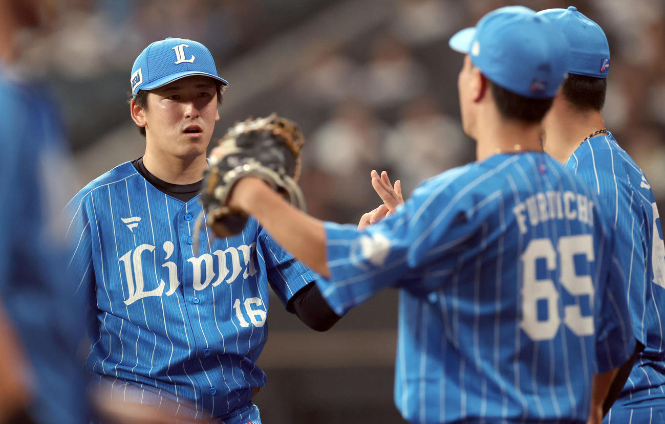 日本ハム対西武　6回裏を無失点に抑えベンチに戻る隅田（撮影・佐藤翔太）