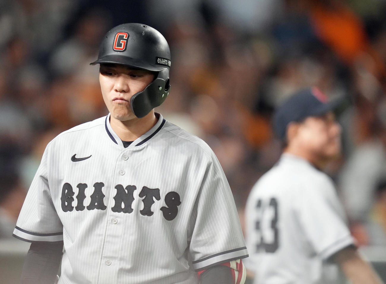 巨人対阪神　10回裏を終え、打席に立てずぶぜんとした表情を見せる坂本（左）。後方は原監督（撮影・狩俣裕三）