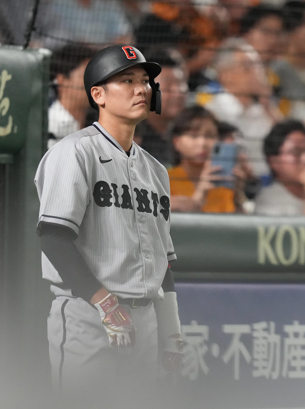 巨人対阪神　7回裏途中、ネクストバッターズサークルに立つ坂本（撮影・狩俣裕三）