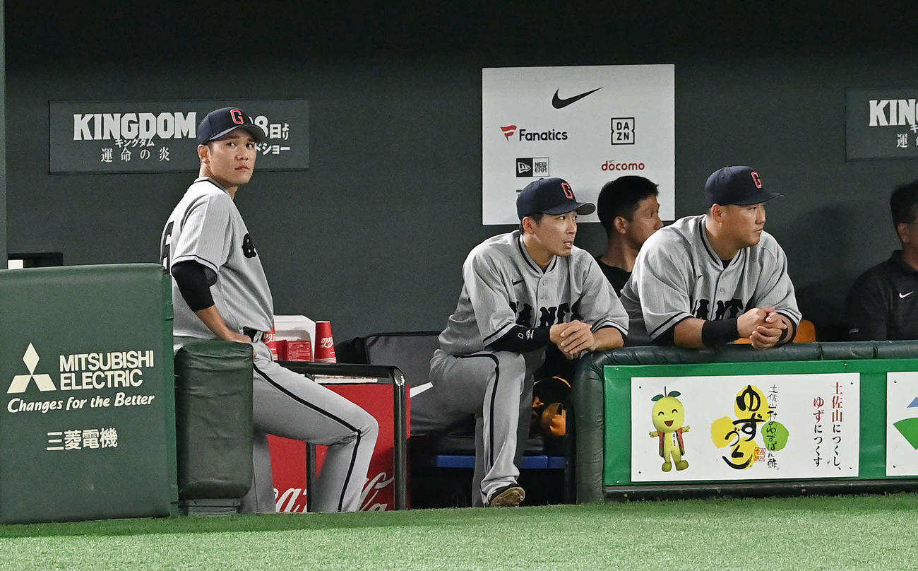 巨人対阪神　ベンチから戦況を見守る巨人坂本（左）（撮影・滝沢徹郎）