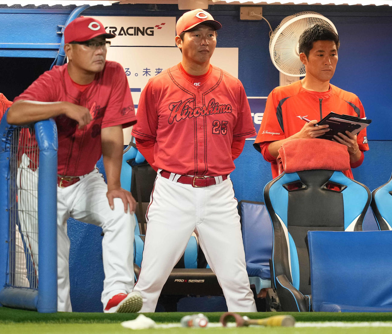 ヤクルト対広島　ベンチで浮かない表情の広島新井監督（中央）（撮影・鈴木みどり）