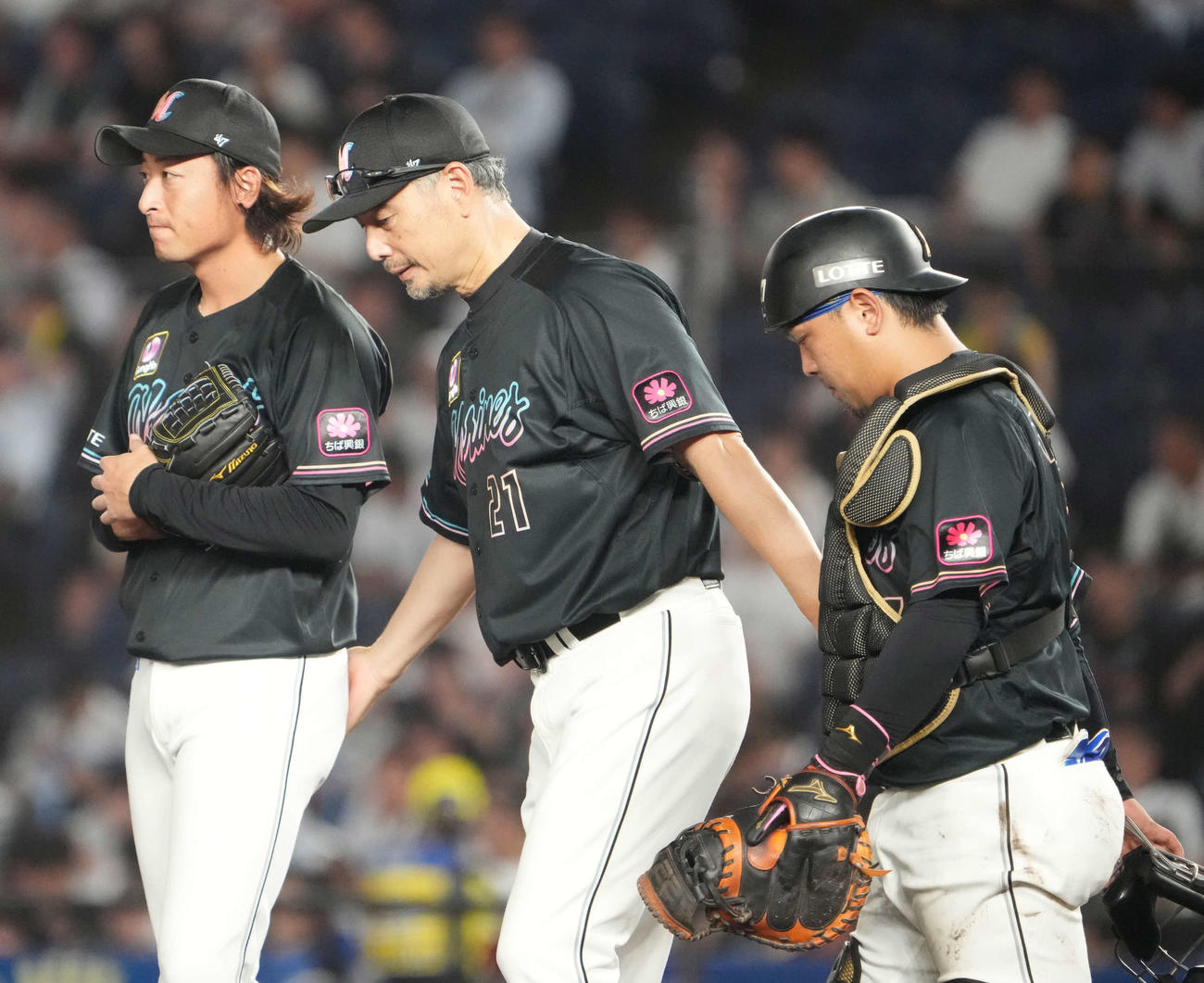 ロッテ対オリックス　7回表オリックス1死、この回4失点と大乱調のロッテ2番手坂本（左）は吉井監督（中央）から交代を告げられる。右は田村（撮影・小沢裕）
