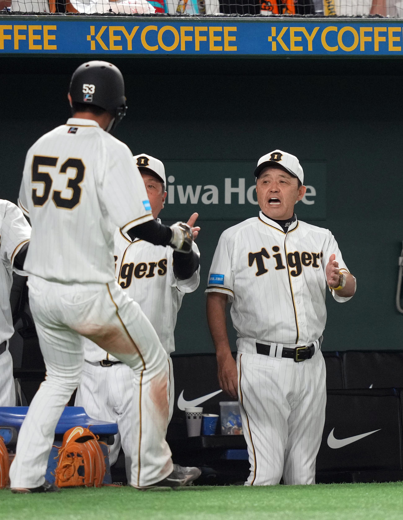 巨人対阪神　7回表阪神1死一、二塁、梅野の先制適時打で生還した島田（手前）を迎える岡田監督（撮影・狩俣裕三）
