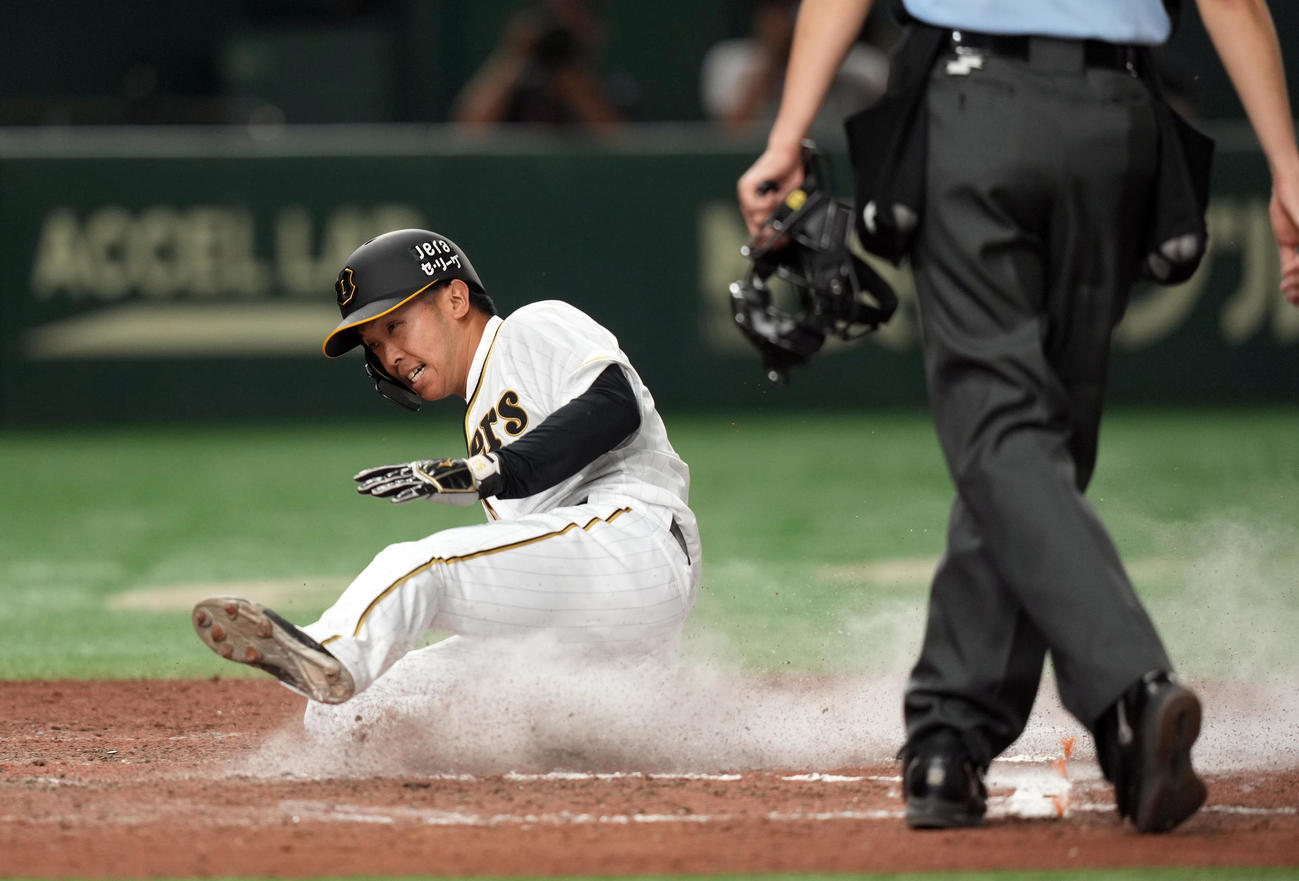 巨人対阪神　7回表阪神1死一、二塁、梅野の先制適時打で生還する島田（撮影・狩俣裕三）