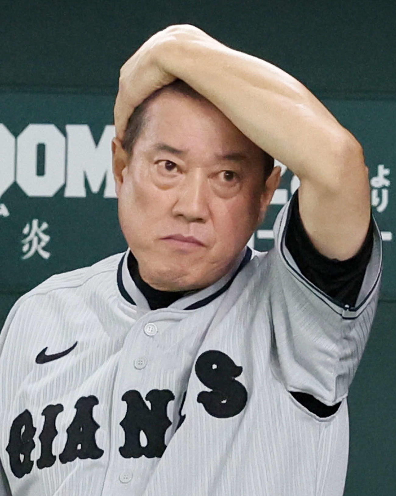 巨人対阪神　9回裏を前に帽子をとる巨人原監督（撮影・加藤哉）