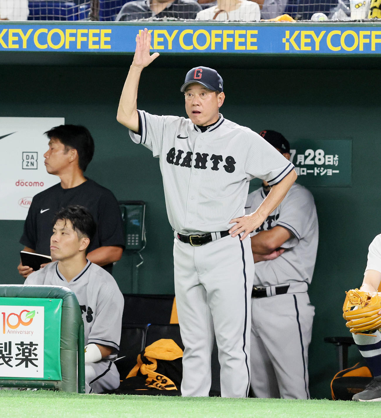 巨人対阪神　11回裏巨人2死一塁、原監督は代打を付ける（撮影・加藤哉）