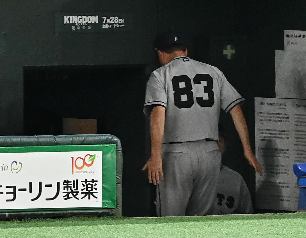 巨人対阪神　試合に敗れベンチ裏へ引き揚げる巨人原監督（撮影・滝沢徹郎）