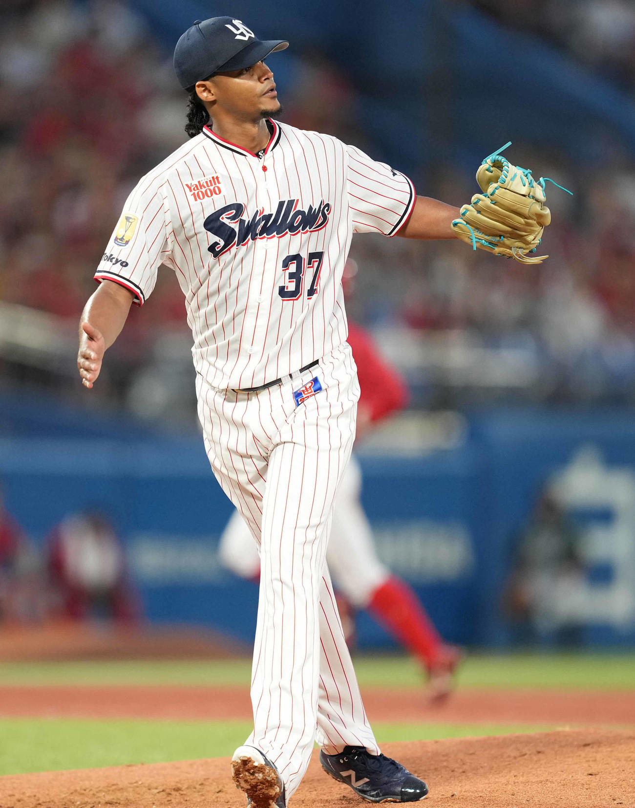 ヤクルト対広島　3回表広島2死一、二塁、上本を空振り三振に仕留め、両手を広げるロドリゲス（撮影・鈴木みどり）