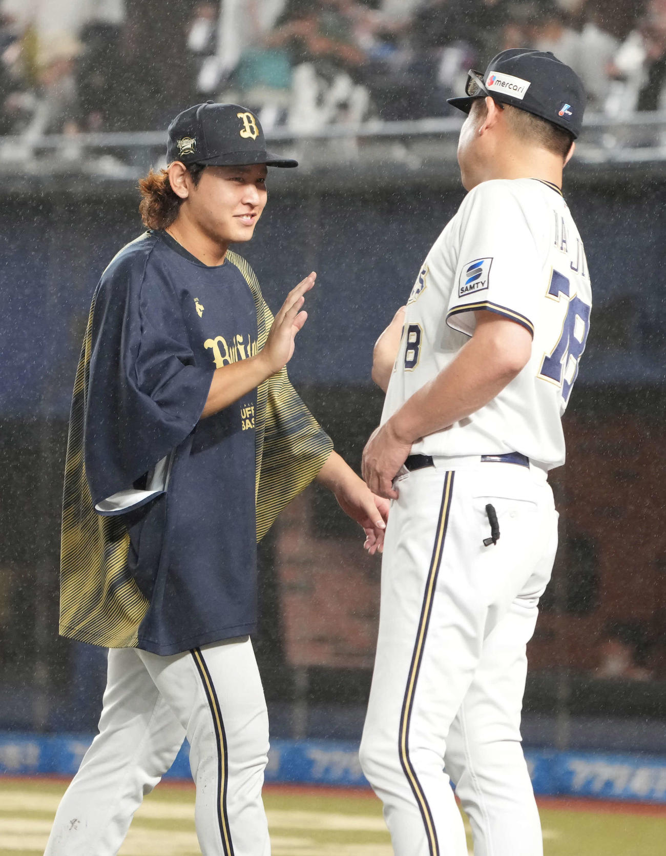 ロッテ対オリックス　オリックス先発の宮城（左）は中嶋監督と勝利のハイタッチ（撮影・小沢裕）