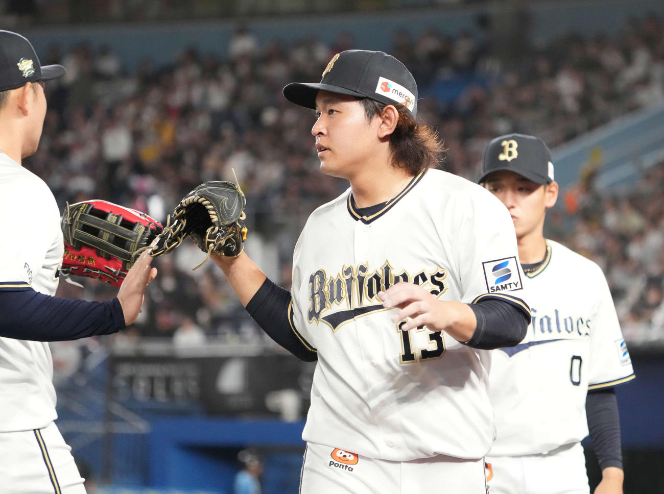 ロッテ対オリックス　6回の投球を終えナインとグラブタッチするオリックス先発の宮城（撮影・小沢裕）