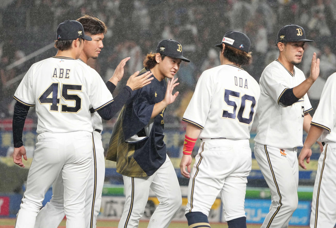 ロッテ対オリックス　オリックス先発の宮城（中央）はナインと勝利のハイタッチ（撮影・小沢裕）