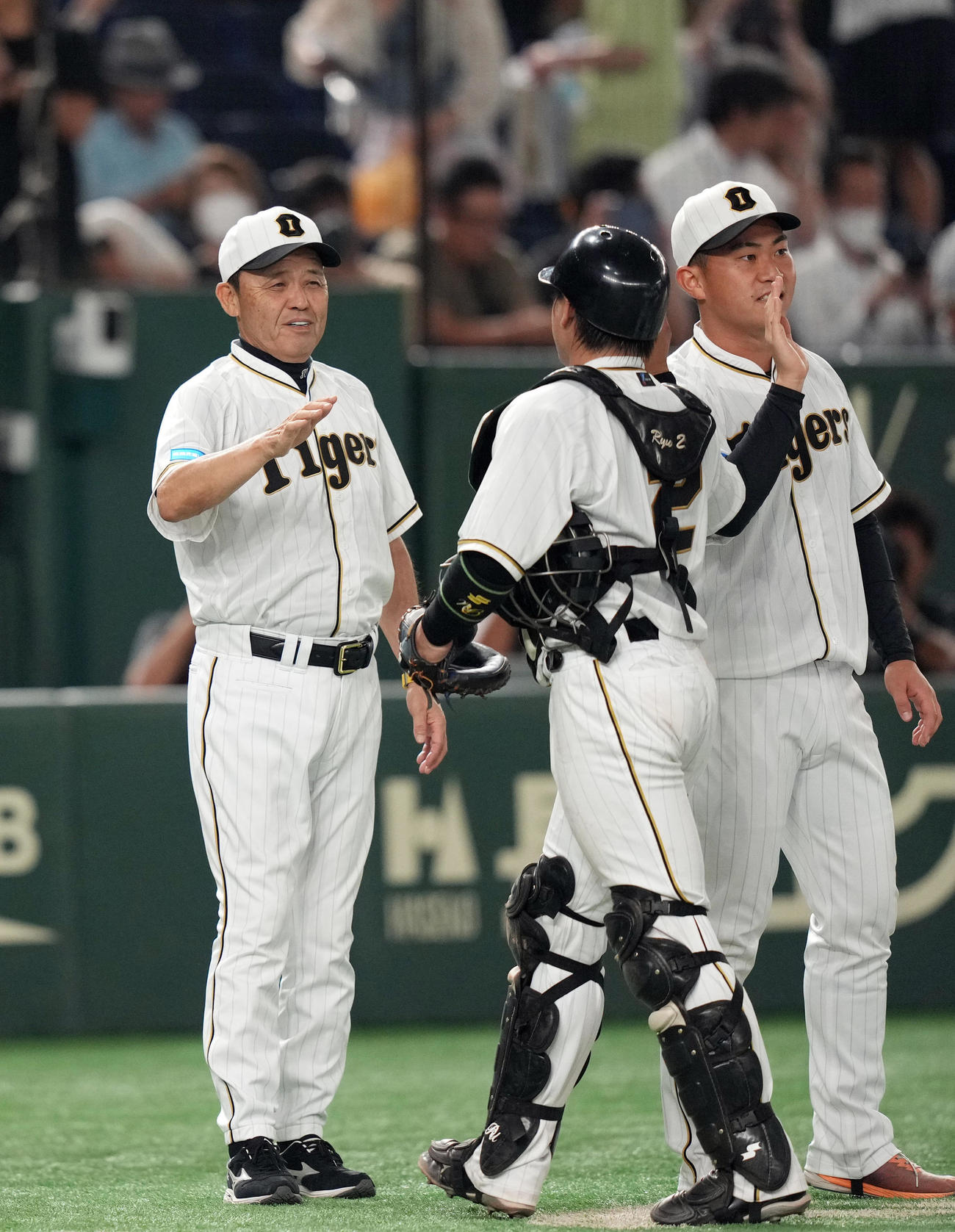 巨人対阪神　試合後、梅野（手前）を笑顔で迎える岡田監督（撮影・狩俣裕三）
