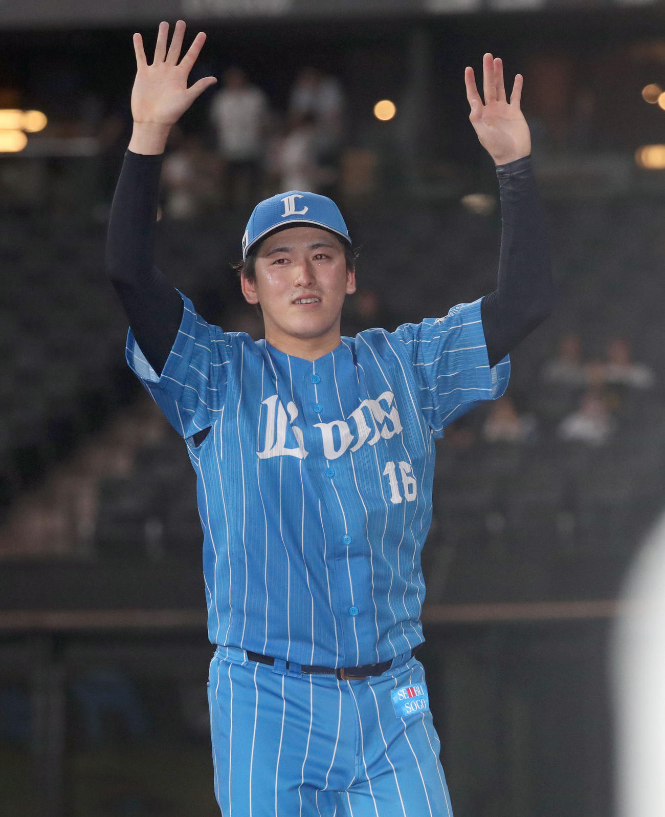 日本ハム対西武　プロ初完封勝利を挙げスタンド応援席のファンの声援に応える西武隅田（撮影・佐藤翔太）