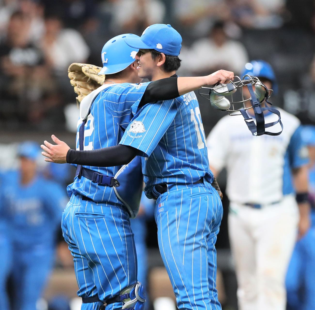 日本ハム対西武　完封勝利し古賀（左）と抱き合う隅田（撮影・黒川智章）