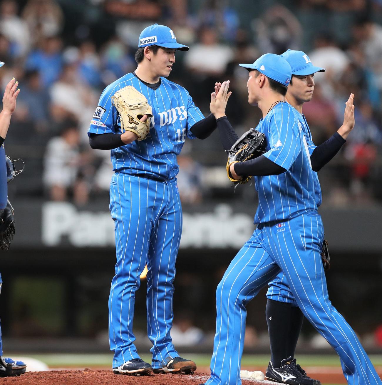 日本ハム対西武　完封勝利しナインを出迎える隅田（撮影・黒川智章）