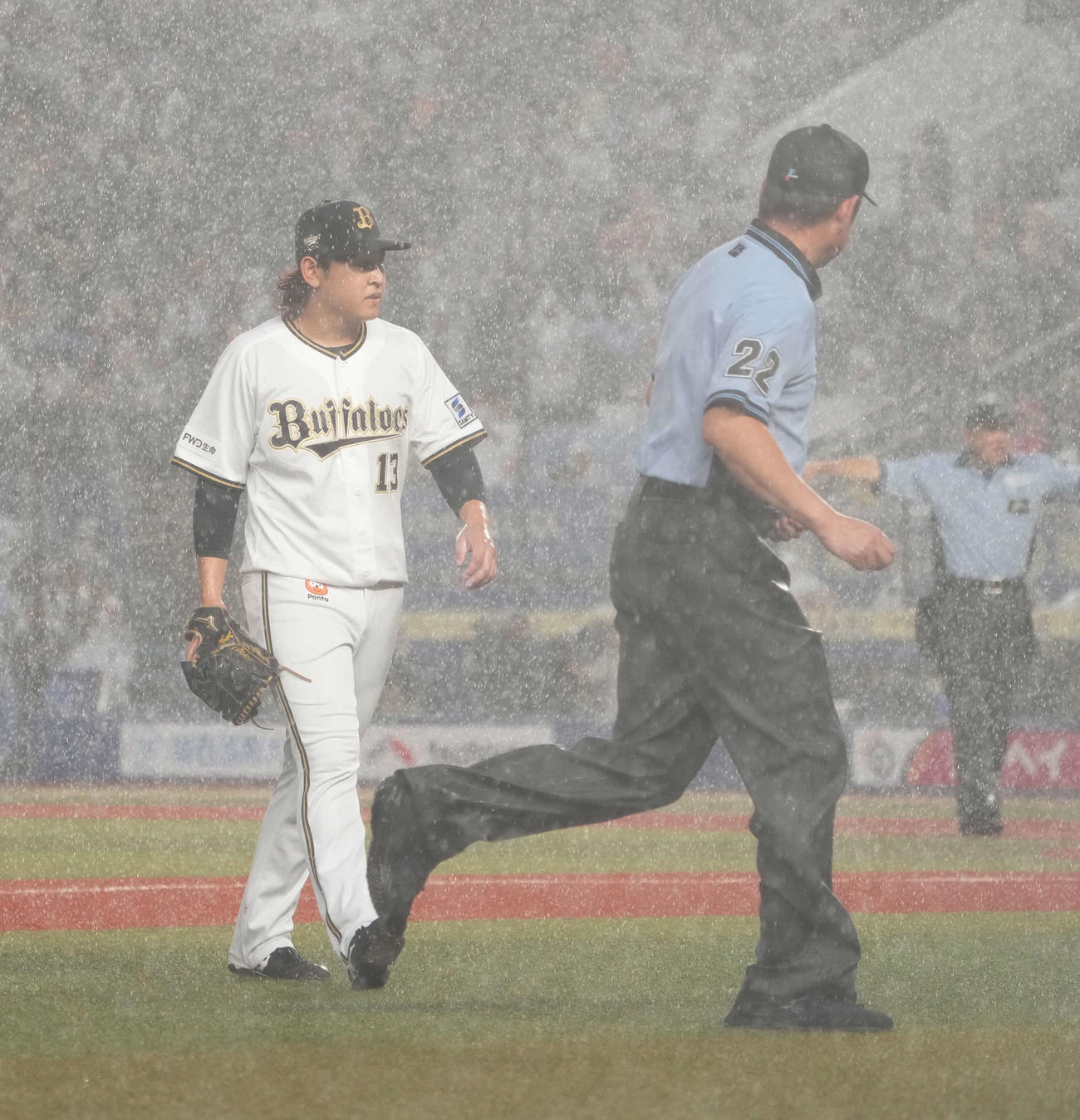 ロッテ対オリックス　1回裏ロッテ2死二塁、激しい降雨のため試合が一時中断となりベンチへ引き揚げるオリックス先発の宮城（撮影・小沢裕）