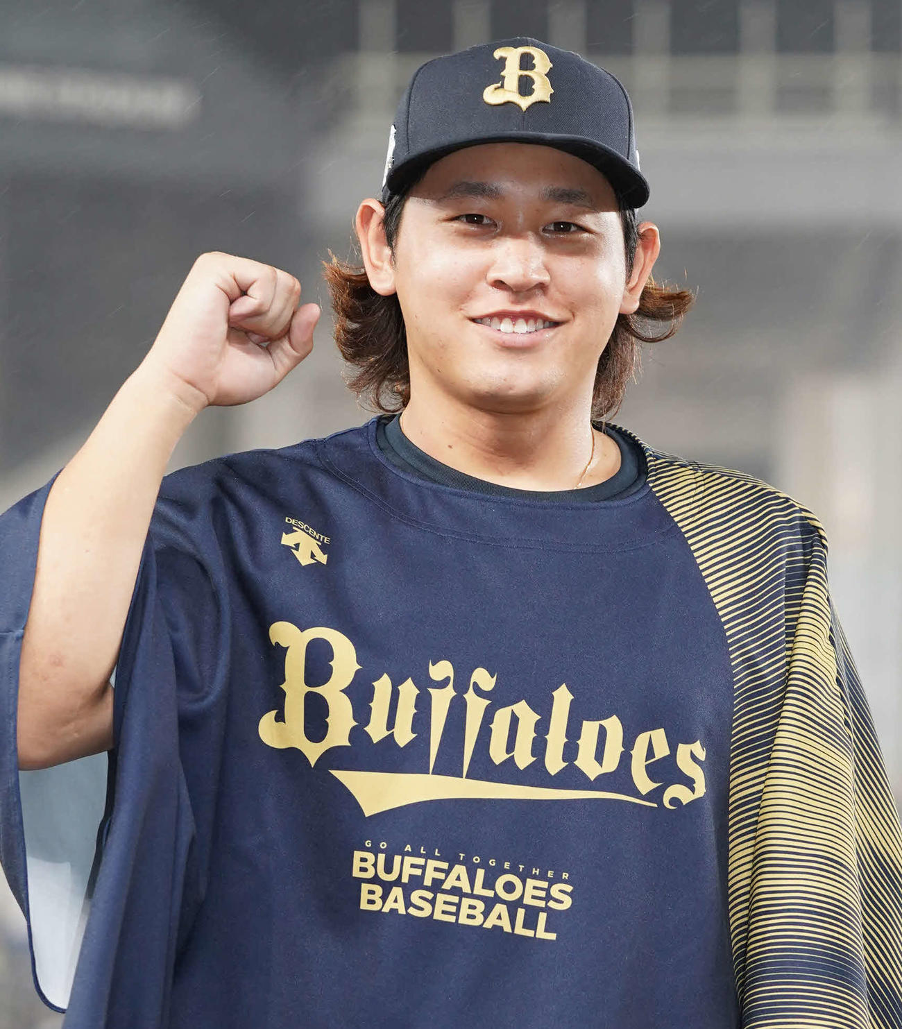 ロッテ対オリックス　ヒーローインタビューを終えカメラマンの要望に応えガッツポーズするオリックス先発の宮城（撮影・小沢裕）