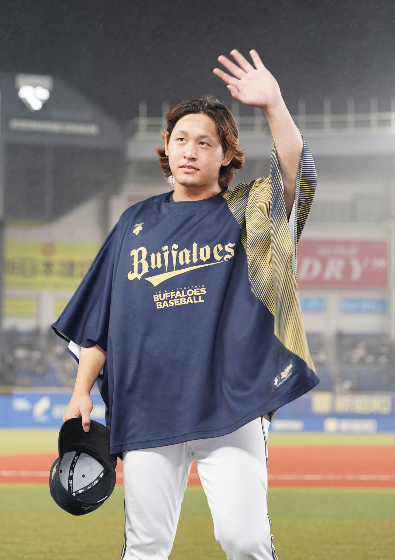 ロッテ対オリックス　ヒーローインタビューを終えスタンドに手を振るオリックス先発の宮城（撮影・小沢裕）