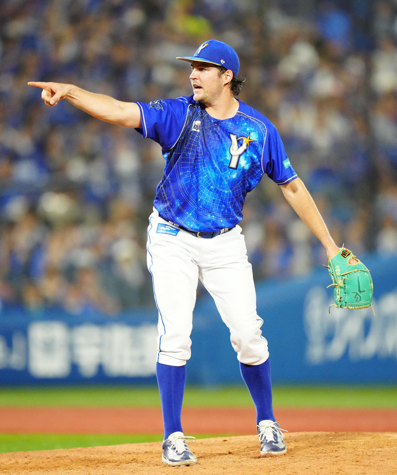 DeNA対中日　6回表中日無死一塁、空振り三振を奪った後藤のスイングをアピールするバウアー（撮影・江口和貴）