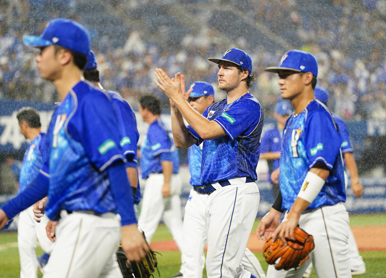 DeNA対中日　試合後、ファンの声援に応えるDeNAバウアー（中央）（撮影・江口和貴）