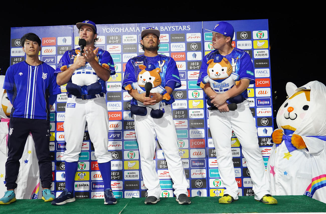 DeNA対中日　試合後、お立ち台でインタビューを受けるDeNAバウアー（左から2人目）（撮影・江口和貴）