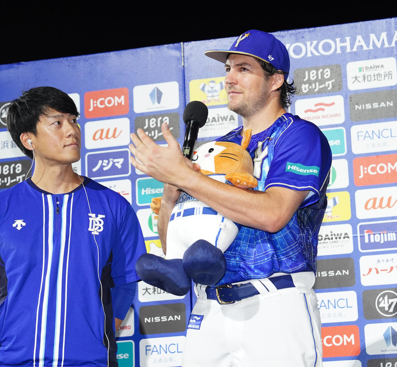 DeNA対中日　試合後、お立ち台でインタビューを受けるDeNAバウアー（右）（撮影・江口和貴）