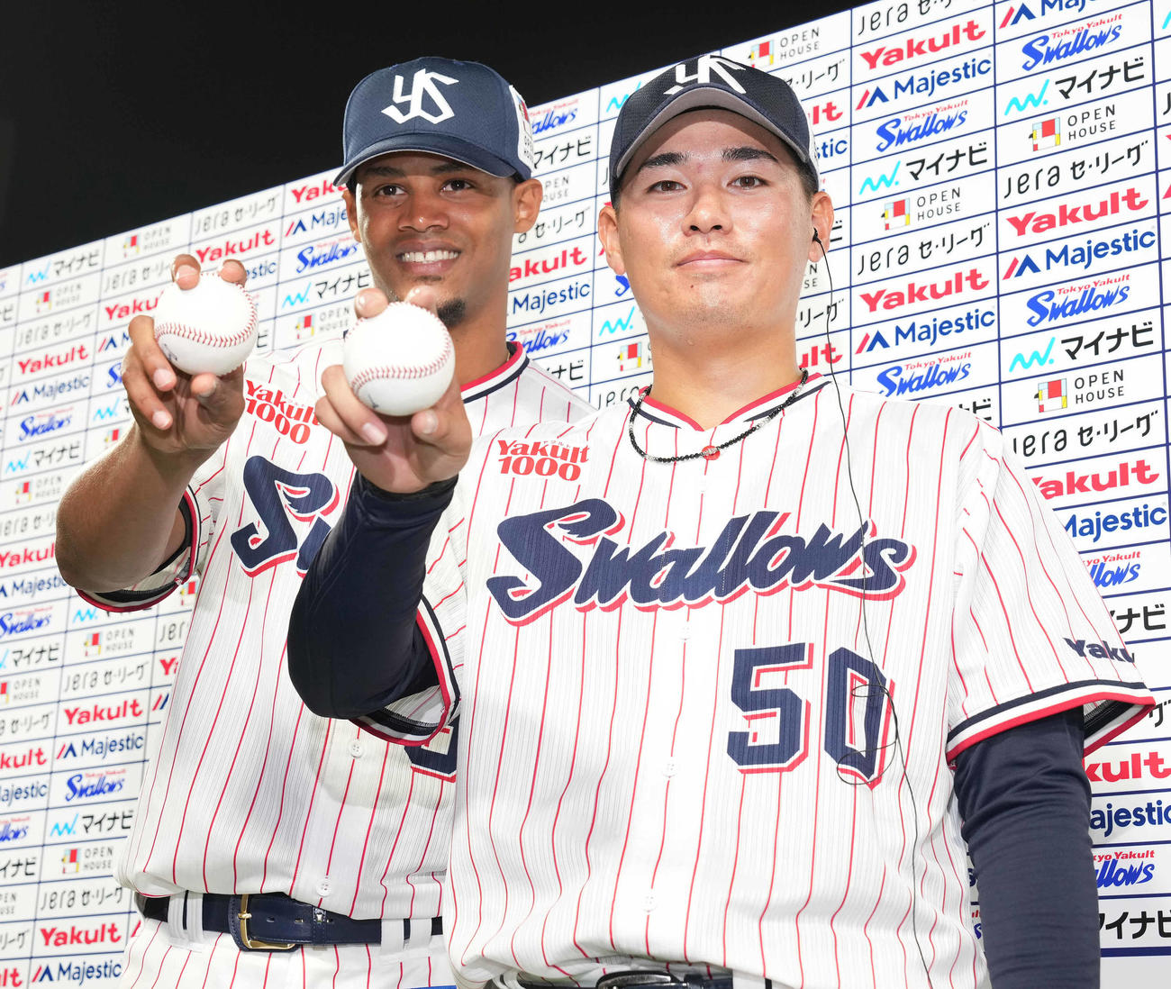 ヤクルト対広島　お立ち台で初安打のボールを手にするヤクルト北村（右）とウイニングボールを手にするロドリゲス（撮影・鈴木みどり）